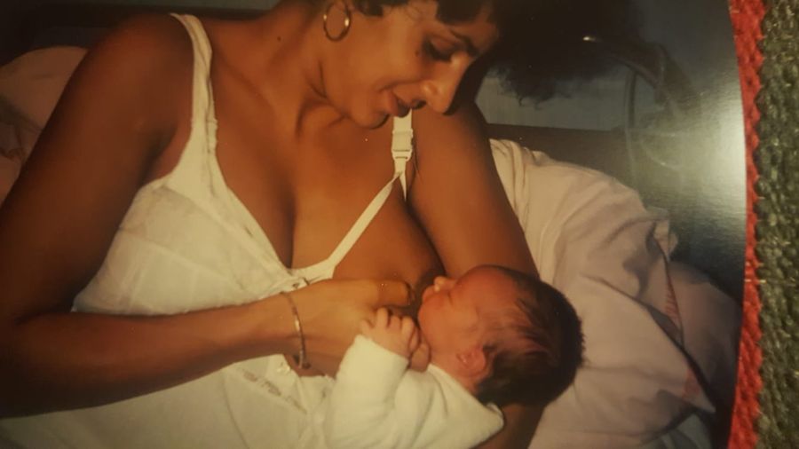 Jamila, jeune maman, avec son bébé
